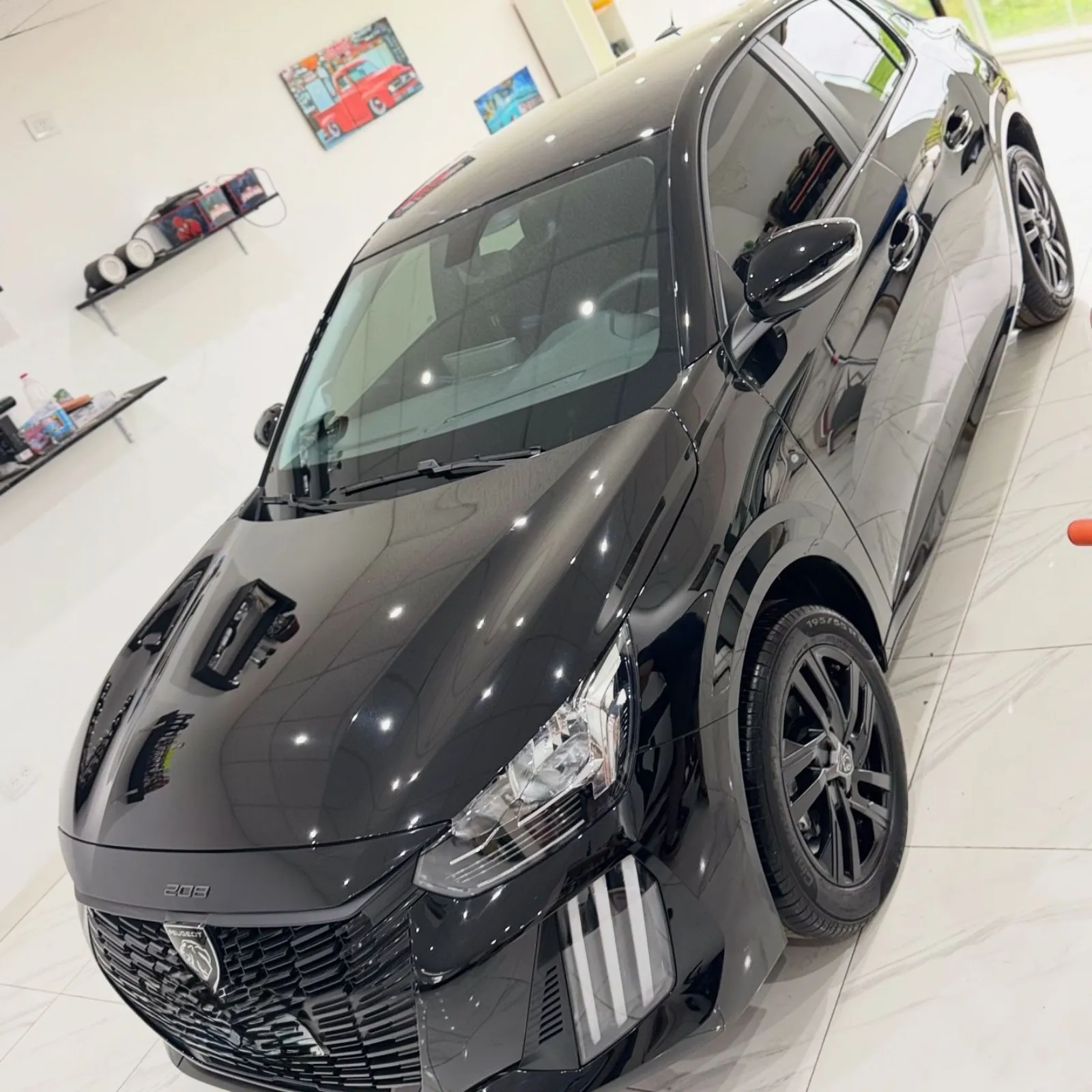 Peugeot 208 negro — terminación premium